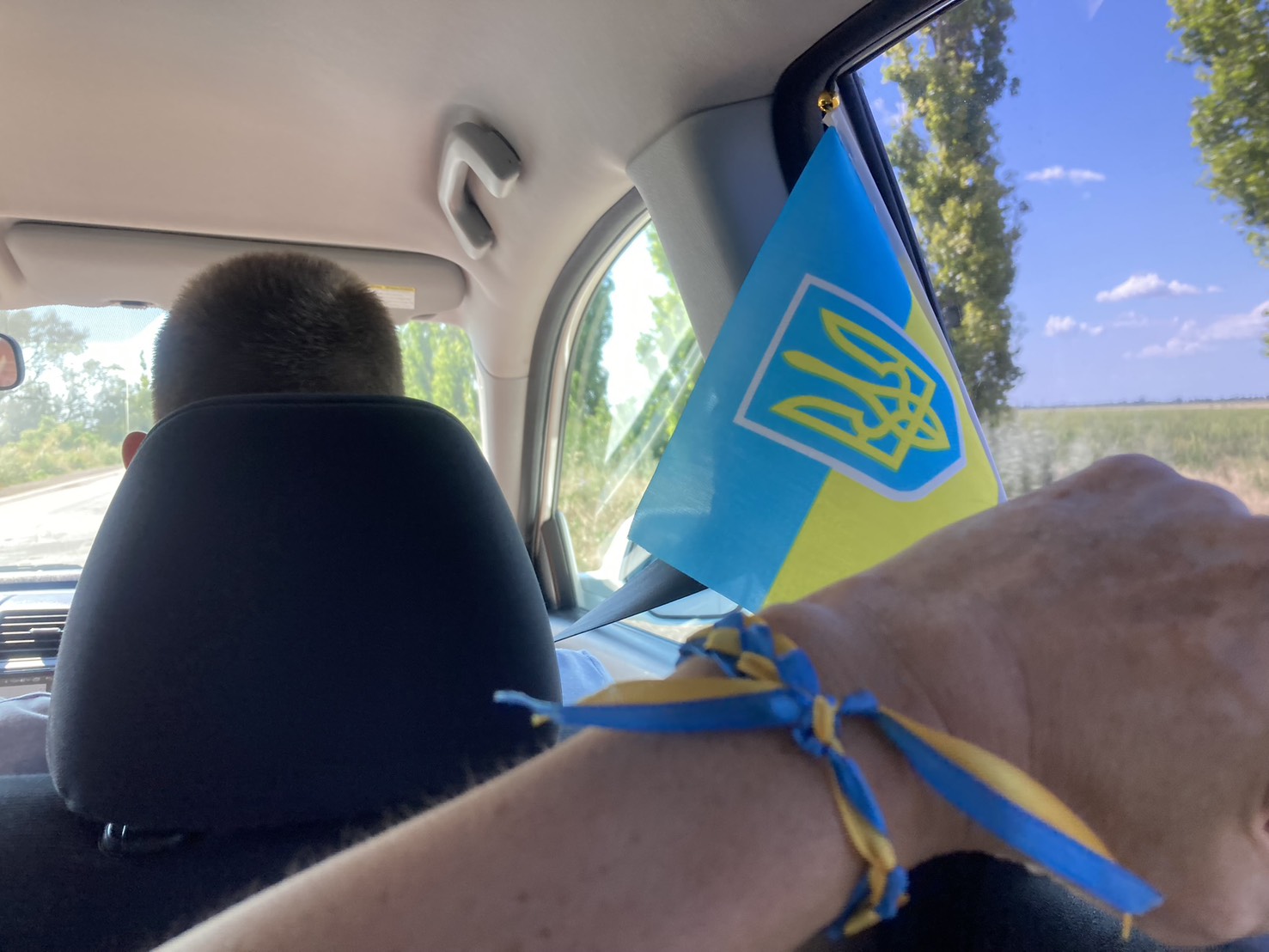 ウクライナ国旗を掲げた移動中の車内