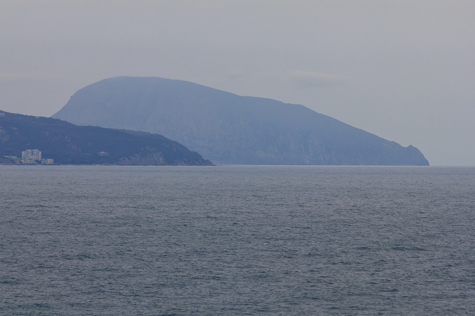 クリミア半島南岸のガスプラから望むツバメの巣城とアユダグ山
