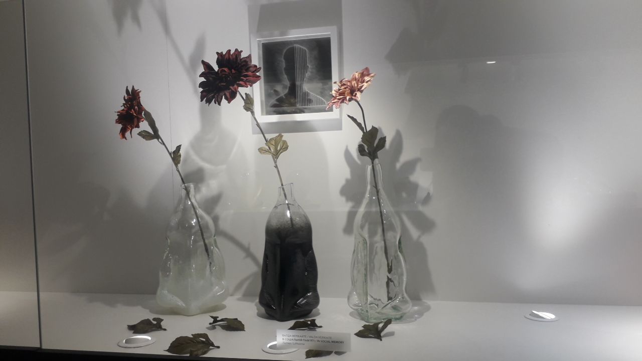 リヴィウのガラス博物館に展示された花を表すガラス作品