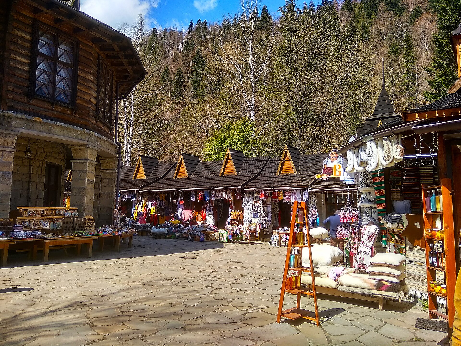 ヤレムチェの工芸市に並ぶ現代の民俗工芸品