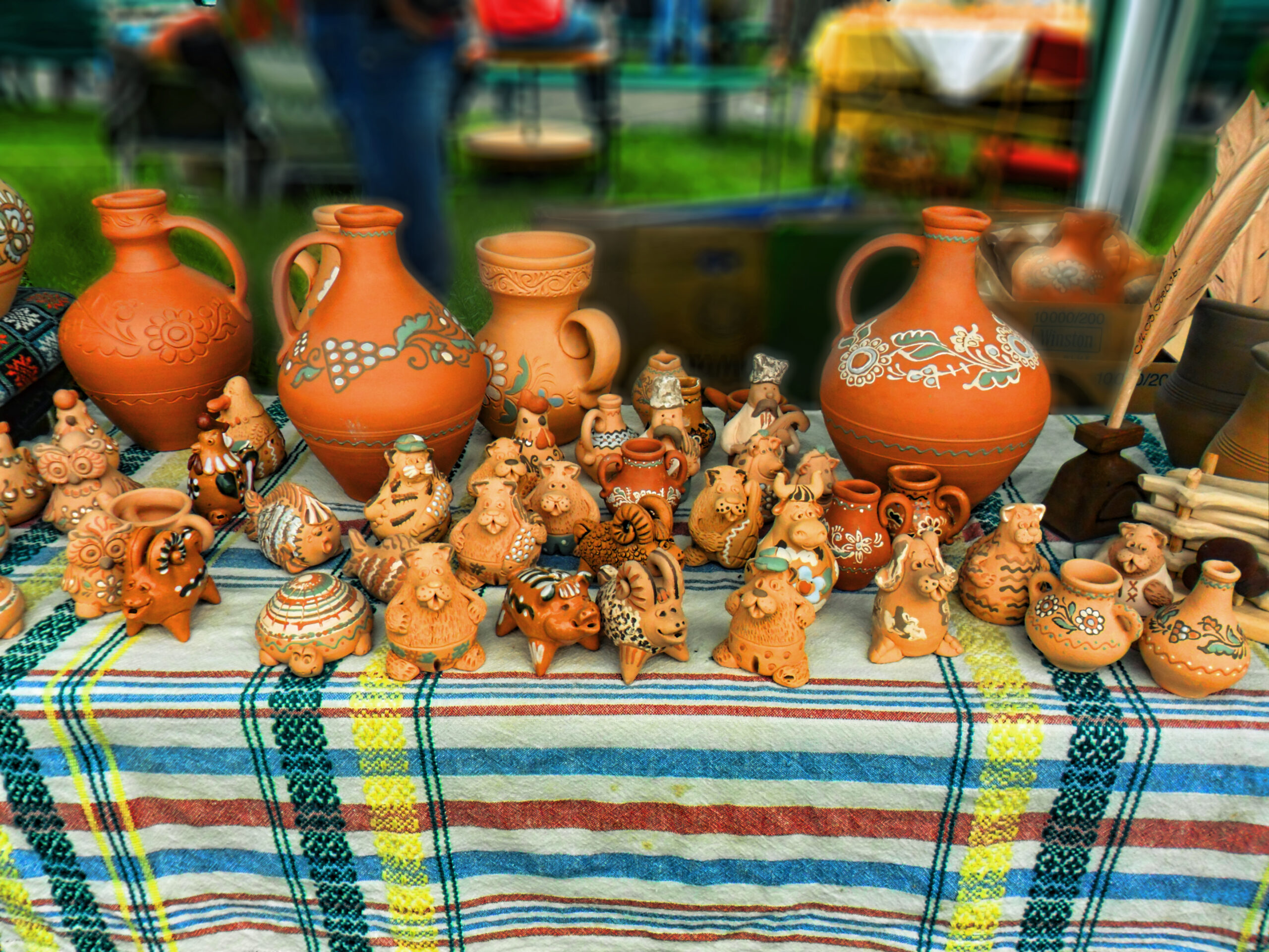 2011年にオピシニャで開かれた陶芸祭で、色鮮やかな陶器が並ぶ展示テント