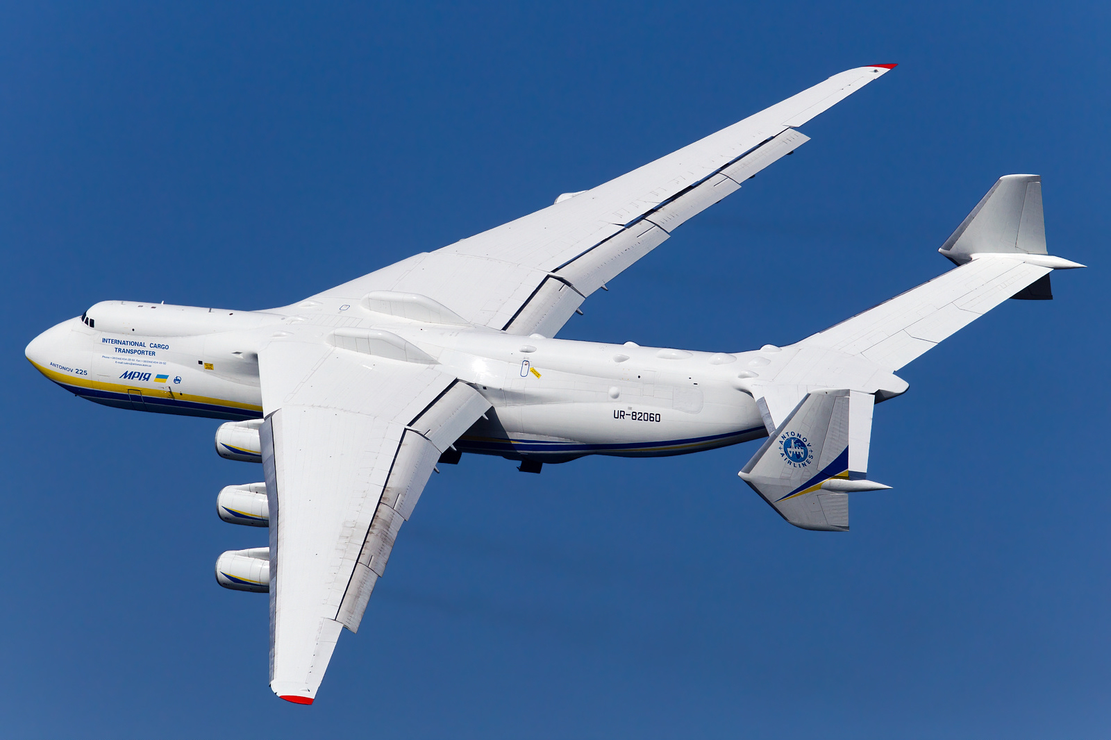 ホストメリ空港付近を飛行するアントノフAn-225大型輸送機